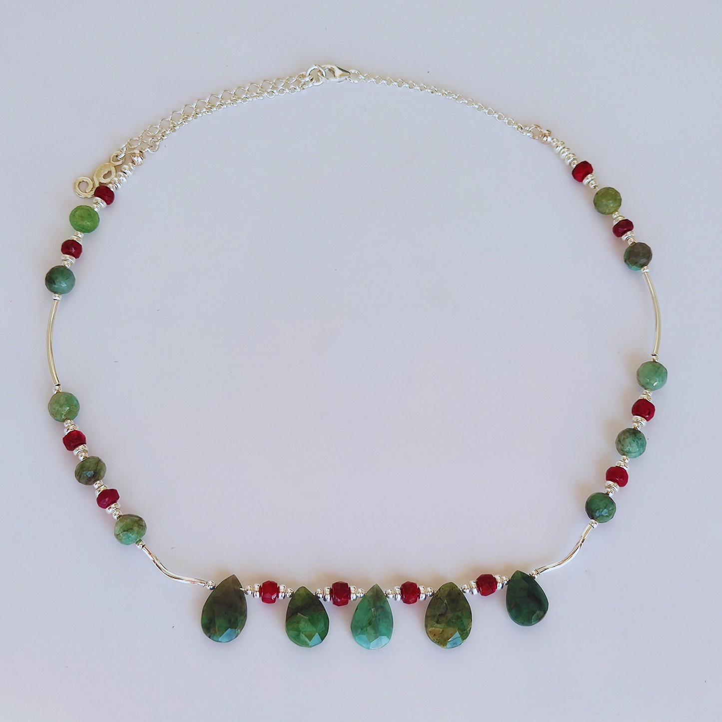 ST65 - Collana girocollo in argento 925 con briolettes in smeraldo e rubini sfaccettati