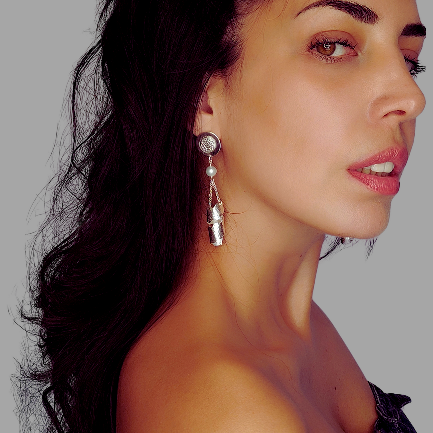 ST77 Earrings in hammered 925 silver with freshwater pearls.