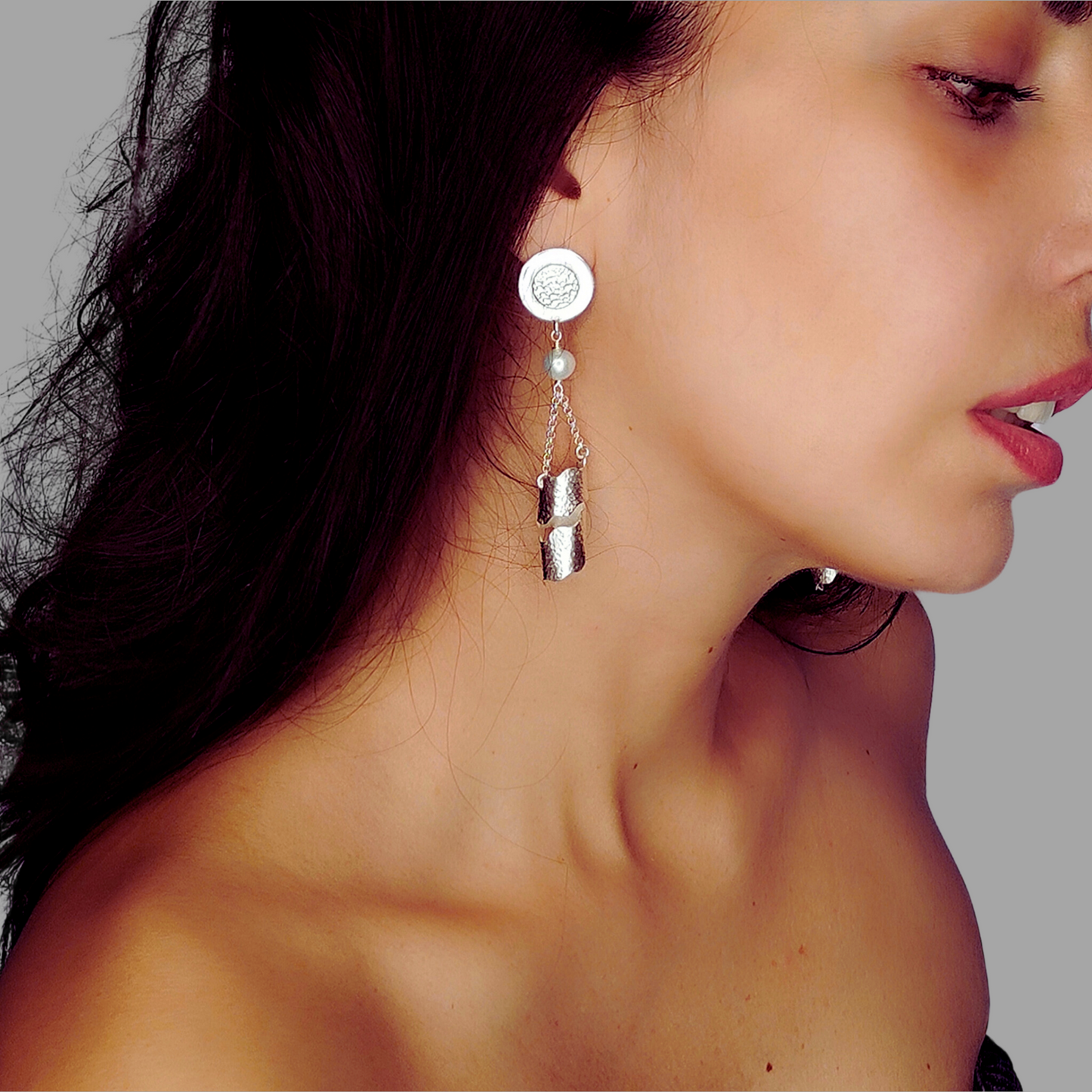 ST77 Earrings in hammered 925 silver with freshwater pearls.