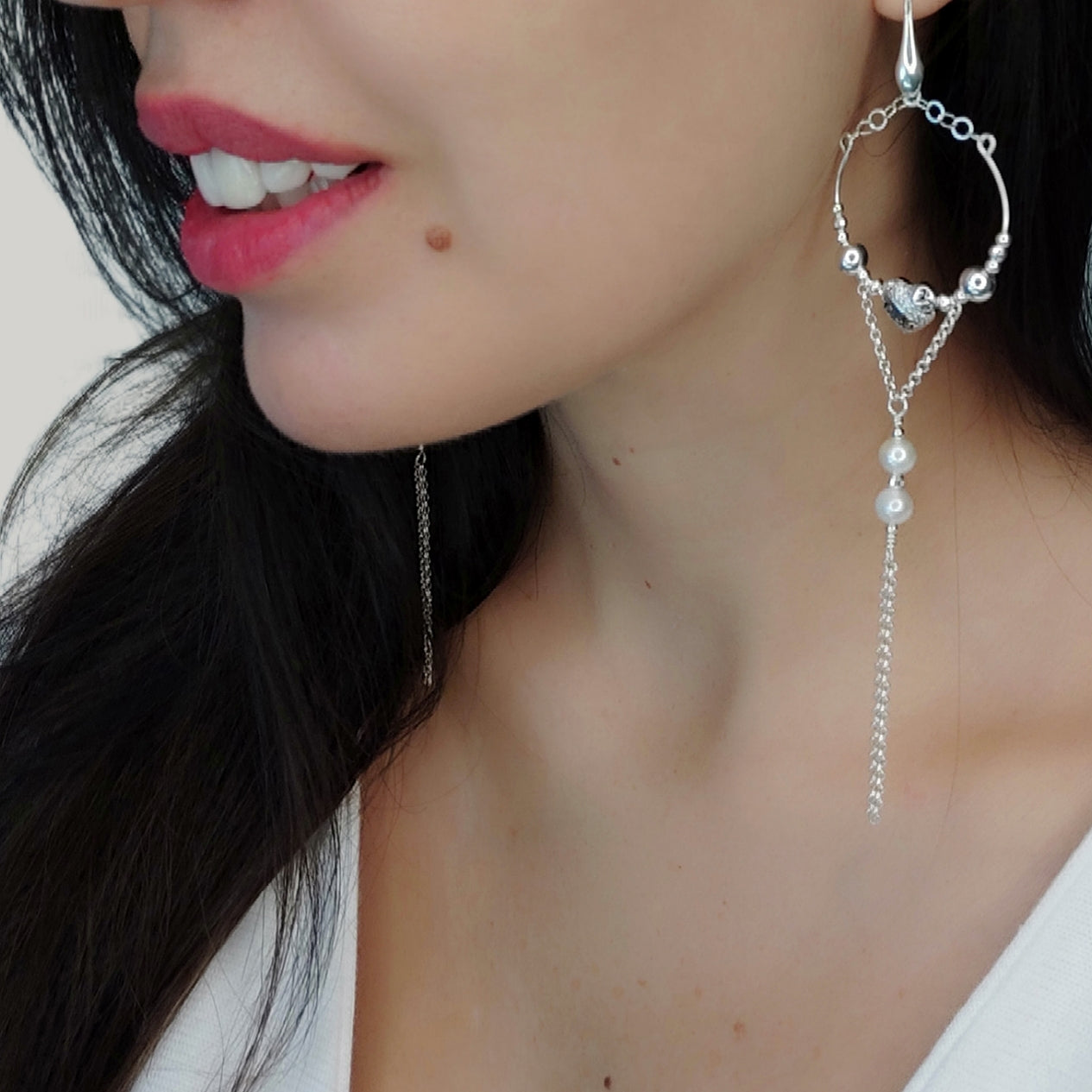 ST24 - Orecchini lunghi in argento 925 con perle naturali e zirconi.