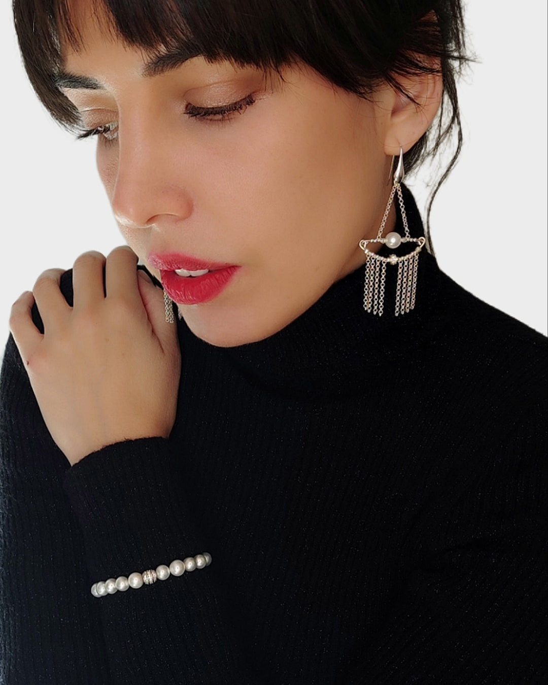 ST17 - Earrings with silver train, white freshwater pearls and zircons.
