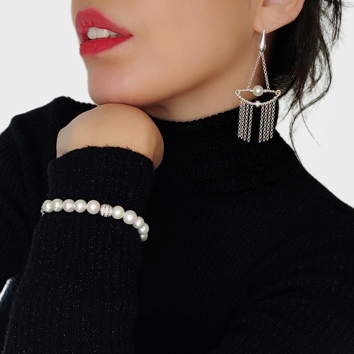 ST17 - Earrings with silver train, white freshwater pearls and zircons.