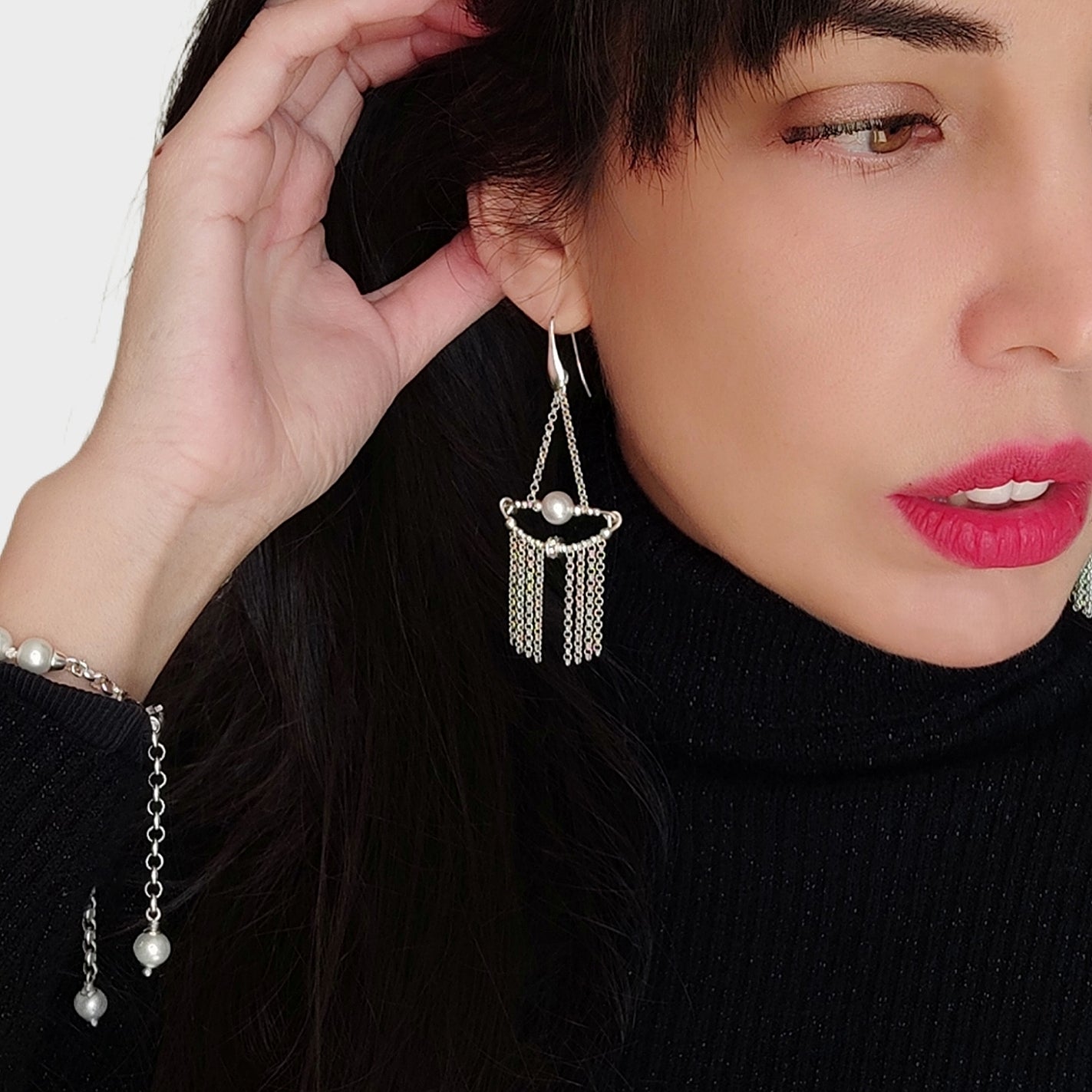 ST17 - Earrings with silver train, white freshwater pearls and zircons.