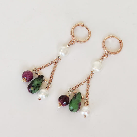 ST59 - Orecchini in argento 925 placcato oro rosa con rubini sfaccettati tonde, rubini zoisite a goccia e perle d'acqua dolce