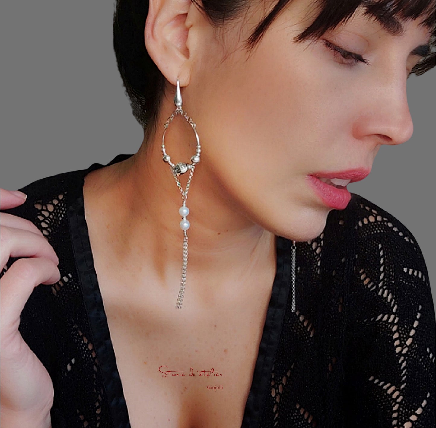 ST24 - Orecchini lunghi in argento 925 con perle naturali e zirconi.