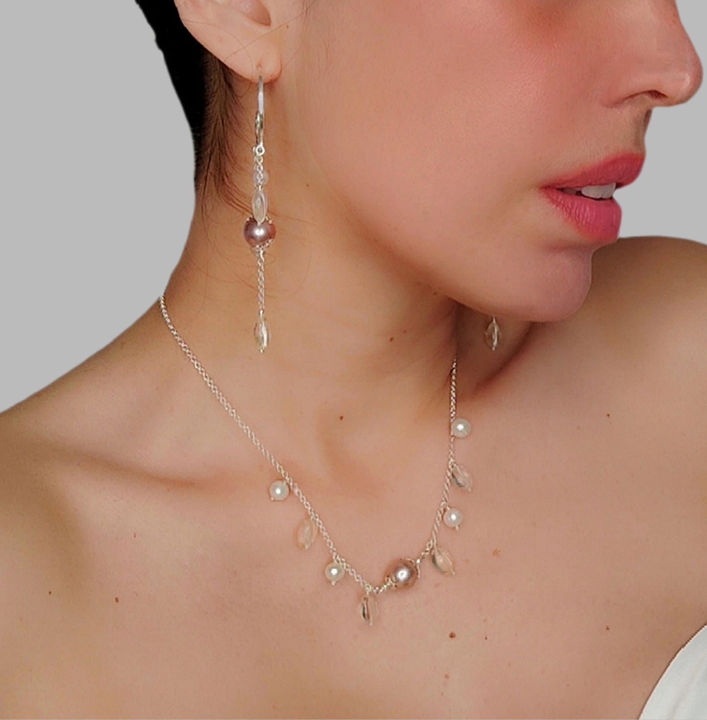 ST74 - Orecchini chandelier con perle colore rosa antico, perle bianche tonde e cristalli