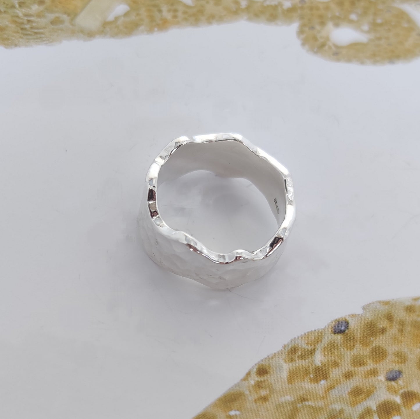 ST10 - Anello in argento martellato