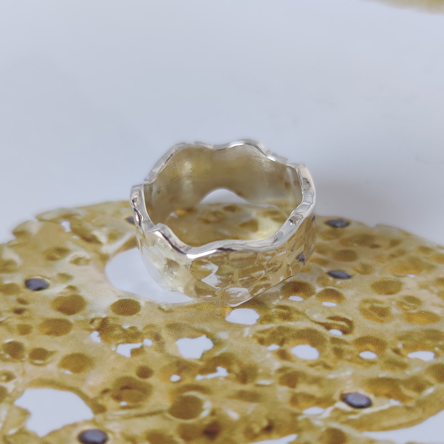 ST10 - Anello in argento martellato