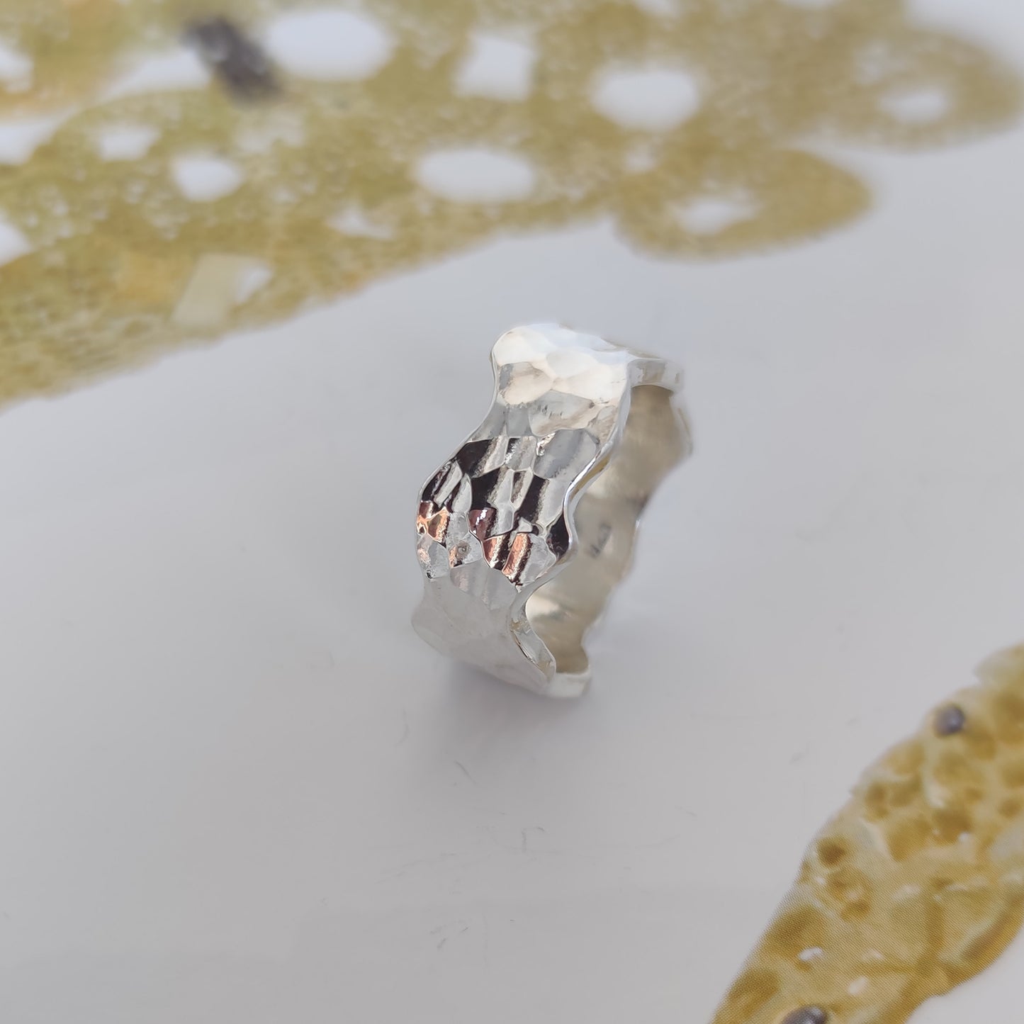 ST10 - Anello in argento martellato