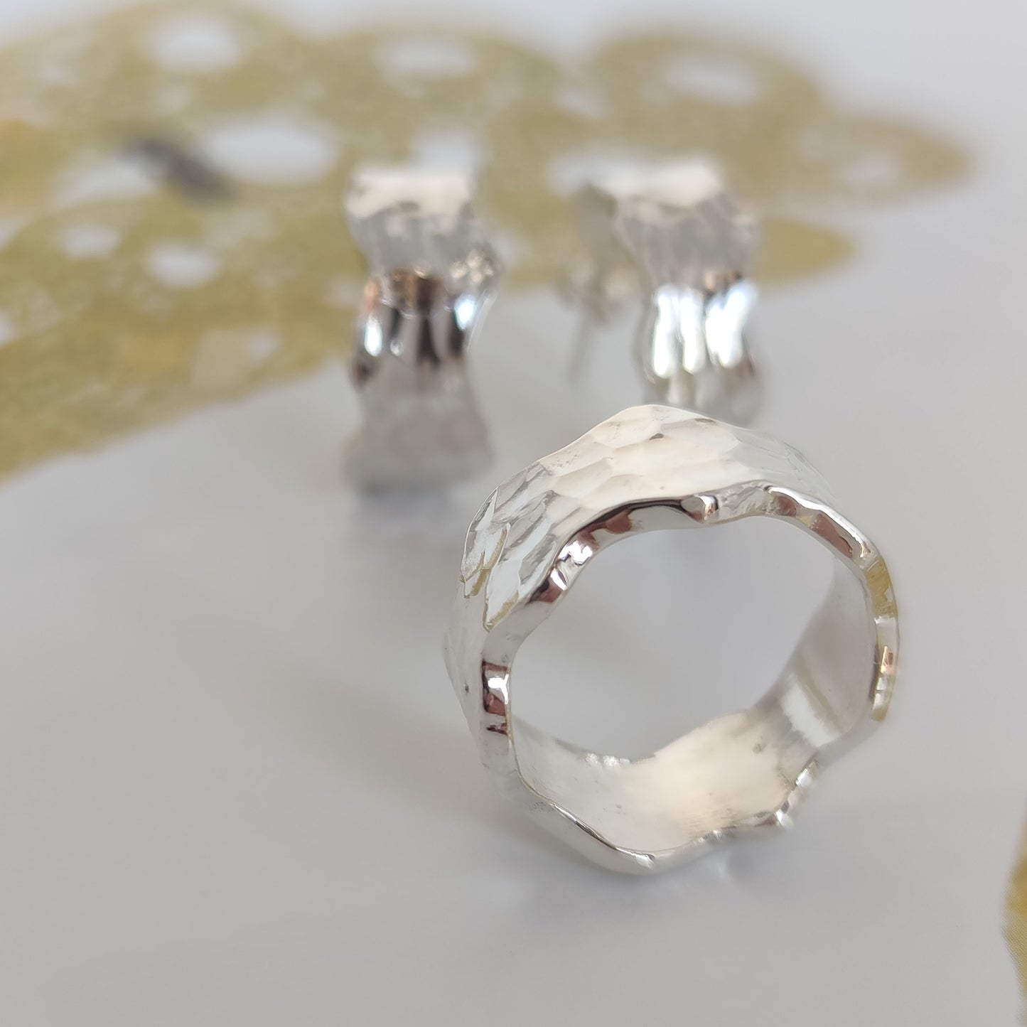 ST10 - Anello in argento martellato
