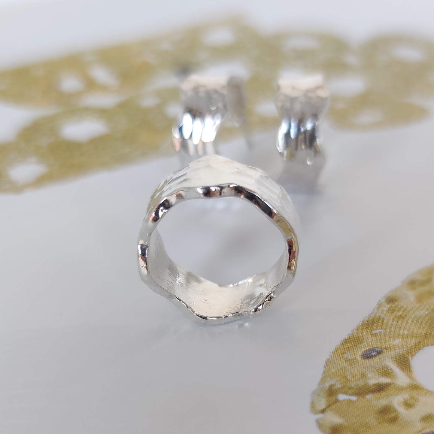 ST10 - Anello in argento martellato