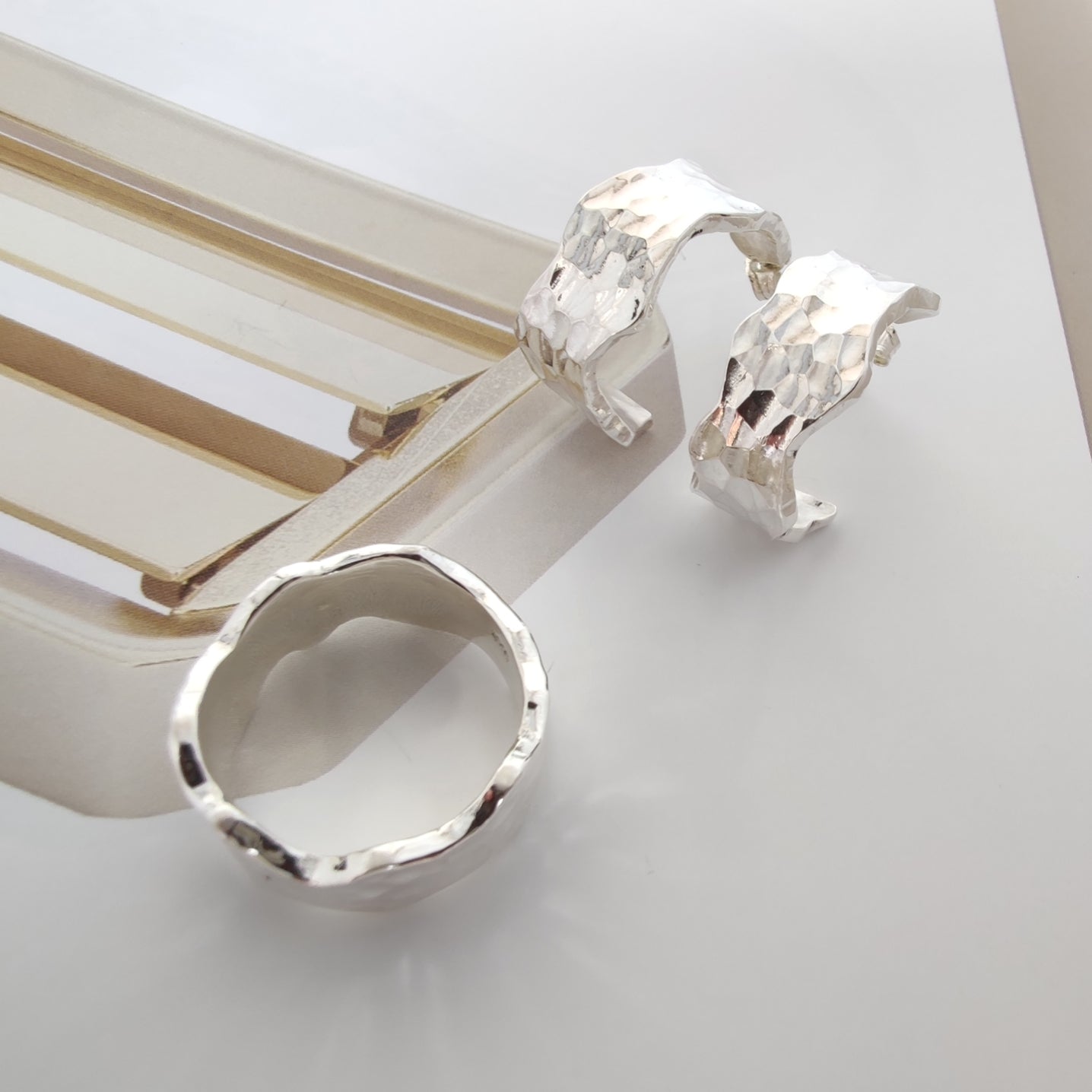 ST10 - Anello in argento martellato