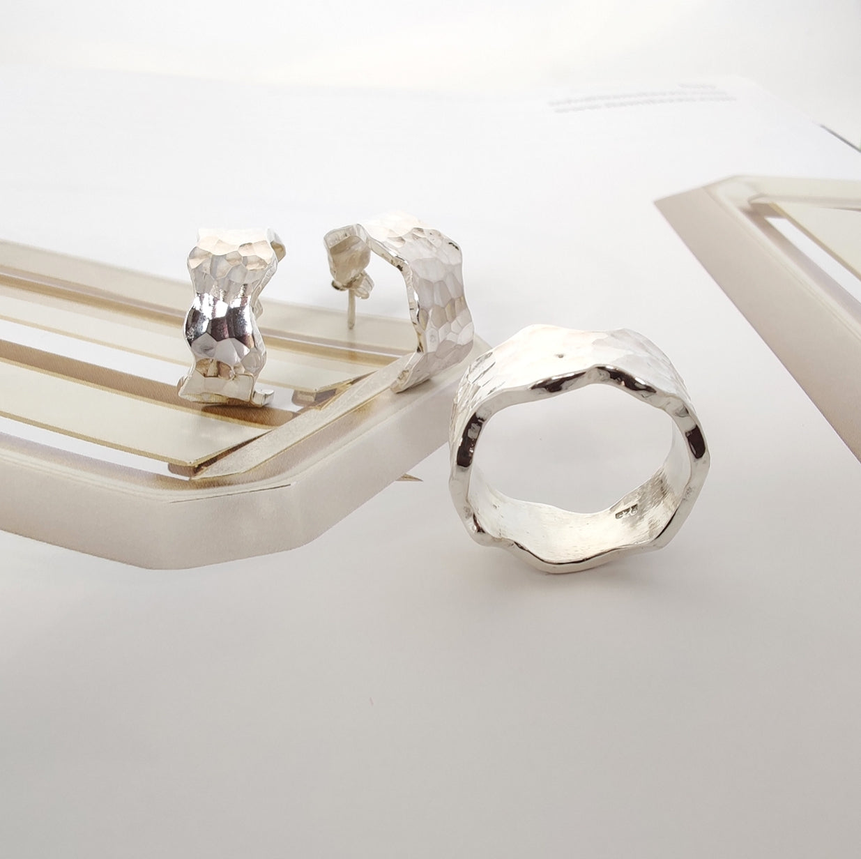 ST10 - Anello in argento martellato
