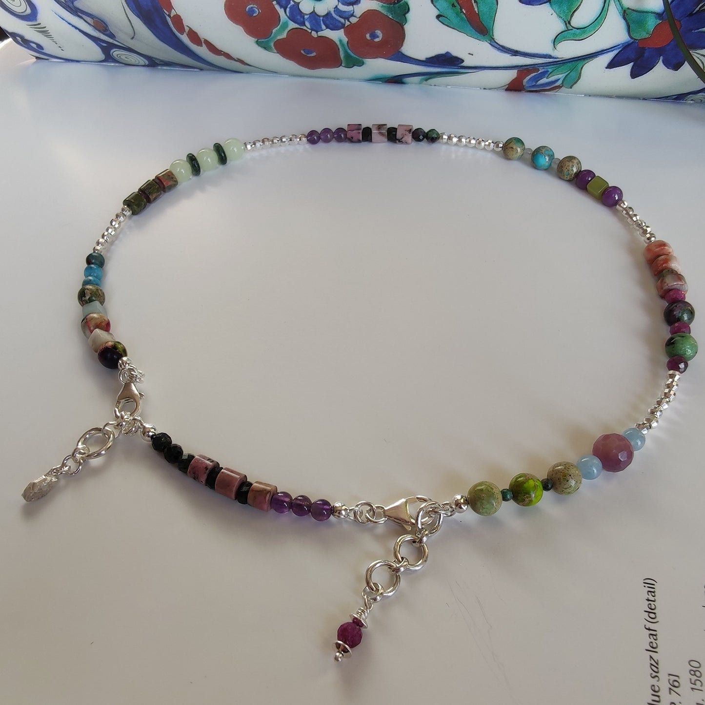 ST22 - Bracciale doppio/collana in argento 925 con pezzo estensibile, perle d'acqua dolce e pietre naturali