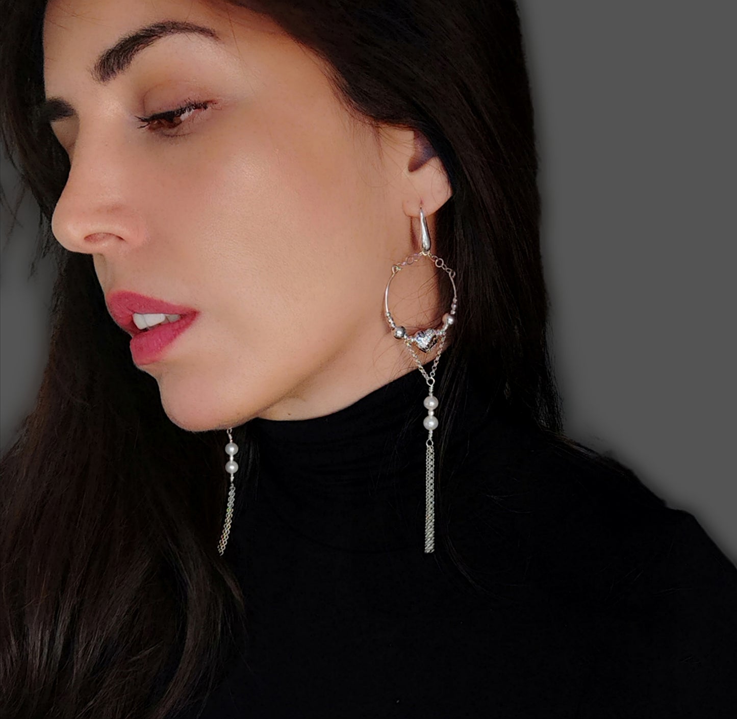 ST24 - Orecchini lunghi in argento 925 con perle naturali e zirconi.