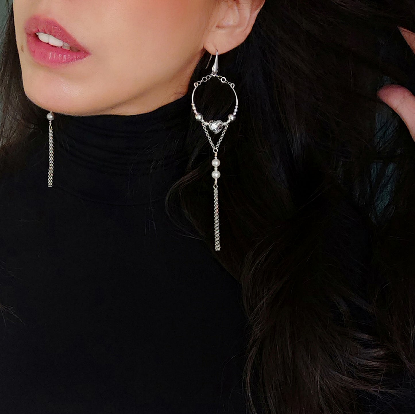 ST24 - Orecchini lunghi in argento 925 con perle naturali e zirconi.