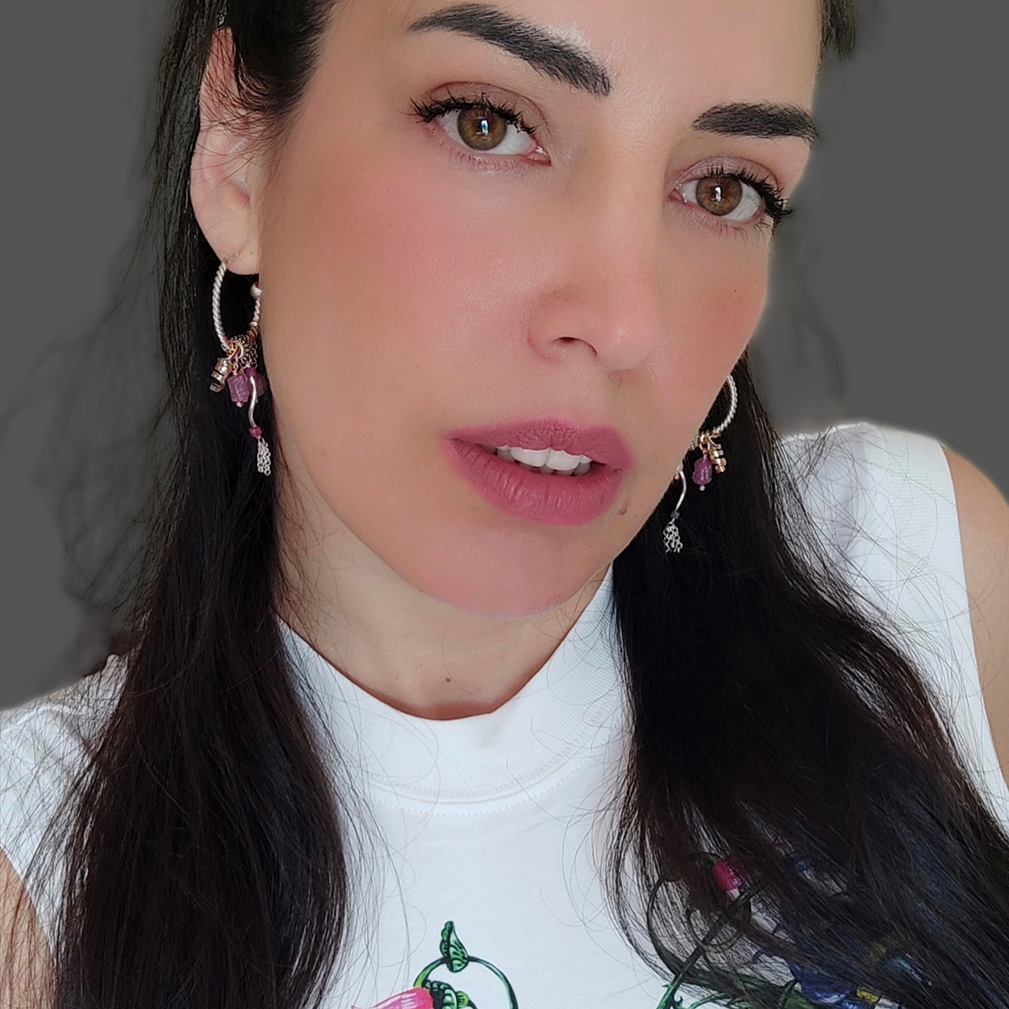 ST5 - Orecchini a cerchio in argento e rubini grezzi