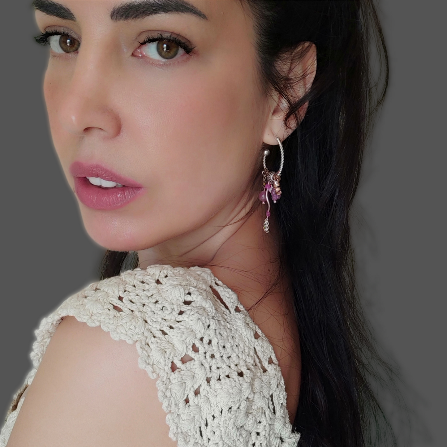 ST5 - Orecchini a cerchio in argento e rubini grezzi