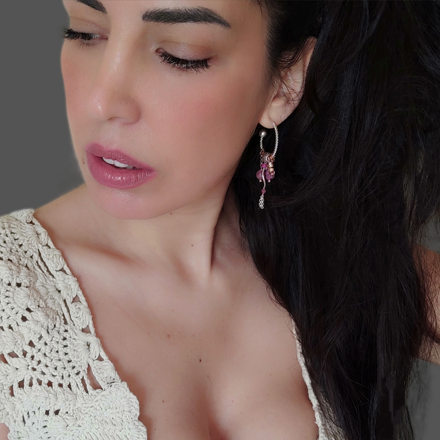 ST5 - Orecchini a cerchio in argento e rubini grezzi