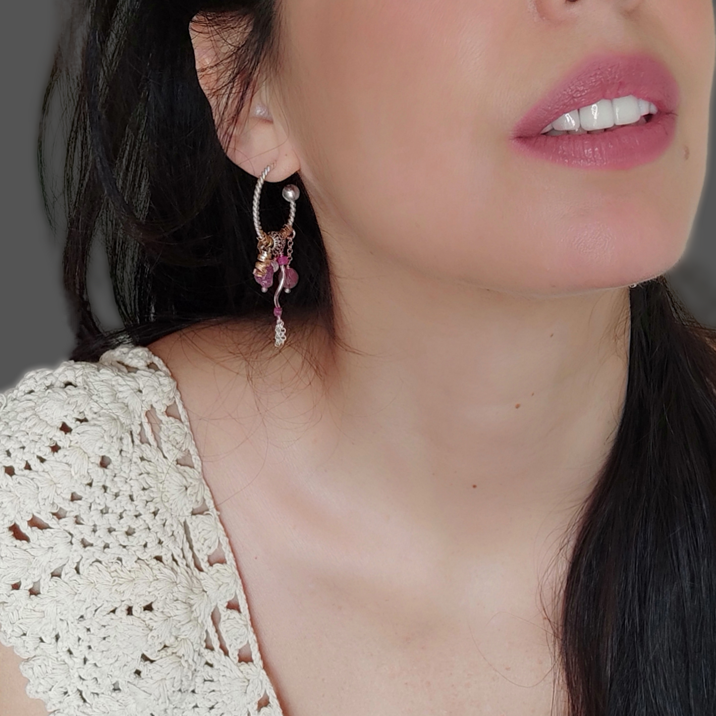 ST5 - Orecchini a cerchio in argento e rubini grezzi