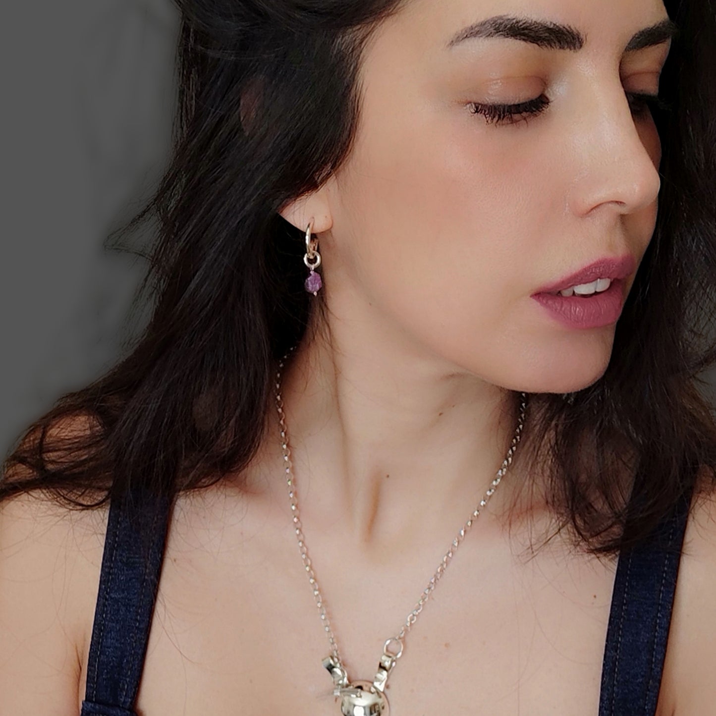 ST4 - Orecchini in argento con rubini grezzi
