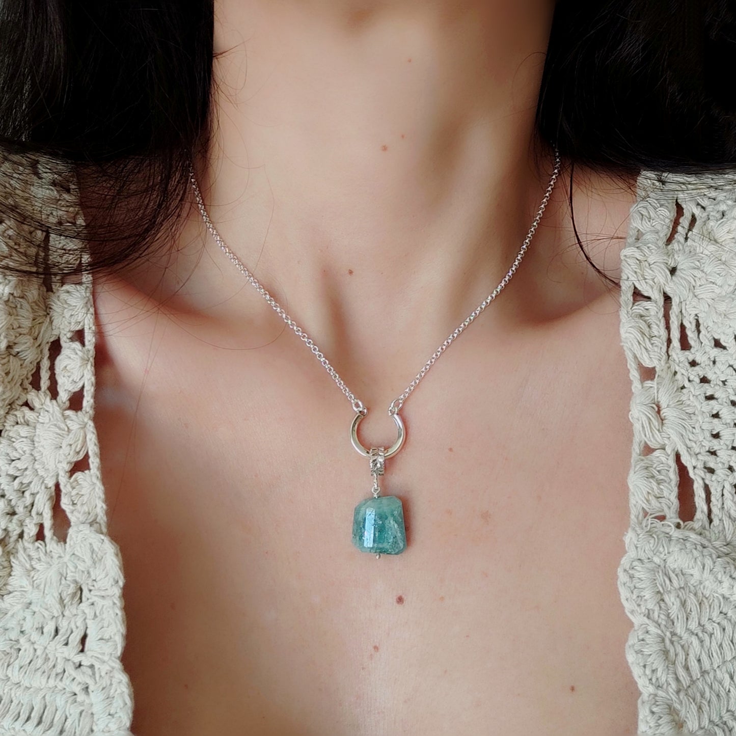 ST2 - Collana in argento con ciondolo in acquamarina grezza
