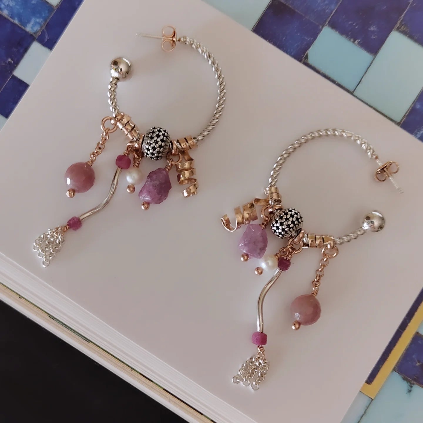 ST5 - Orecchini a cerchio in argento e rubini grezzi