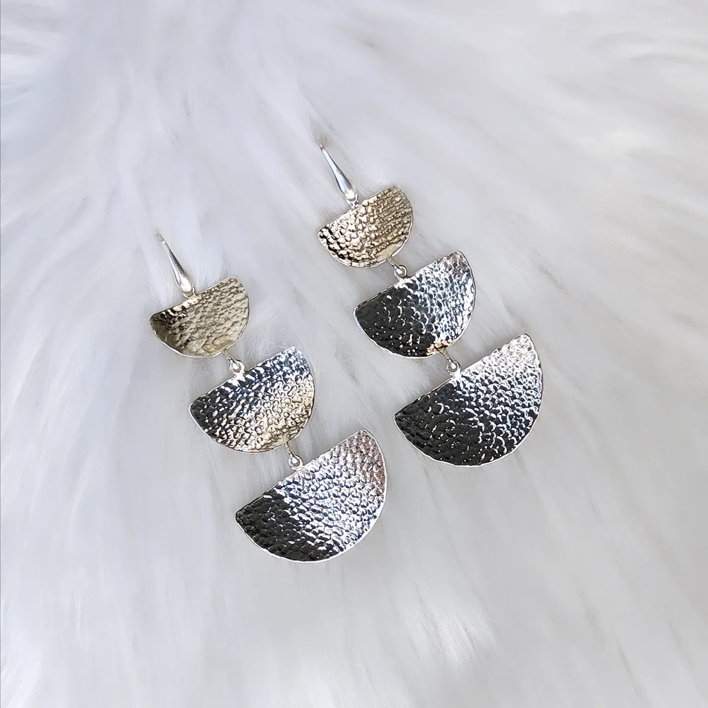 ST1 - Orecchini pendenti in argento martellato 925