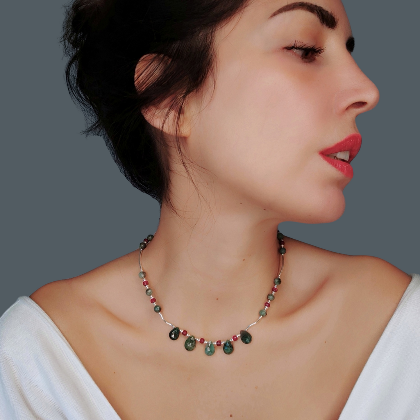 ST65 - Collana girocollo in argento 925 con briolettes in smeraldo e rubini sfaccettati