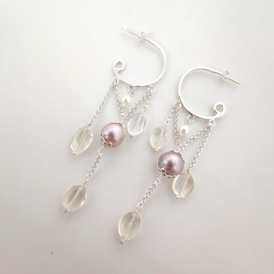 ST008- Orecchini chandelier con perle colore rosa antico, perle bianche tonde e cristalli.