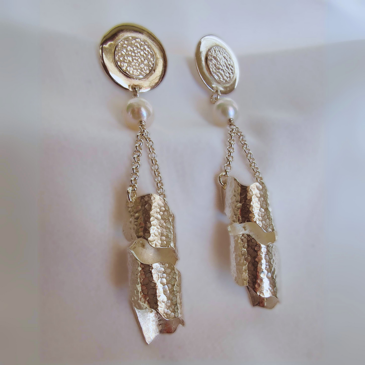 ST77 Earrings in hammered 925 silver with freshwater pearls.