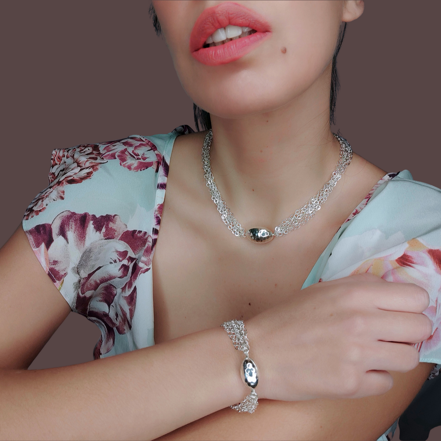 ST53 - Bracciale a maglia interamente in argento con ovale martellato