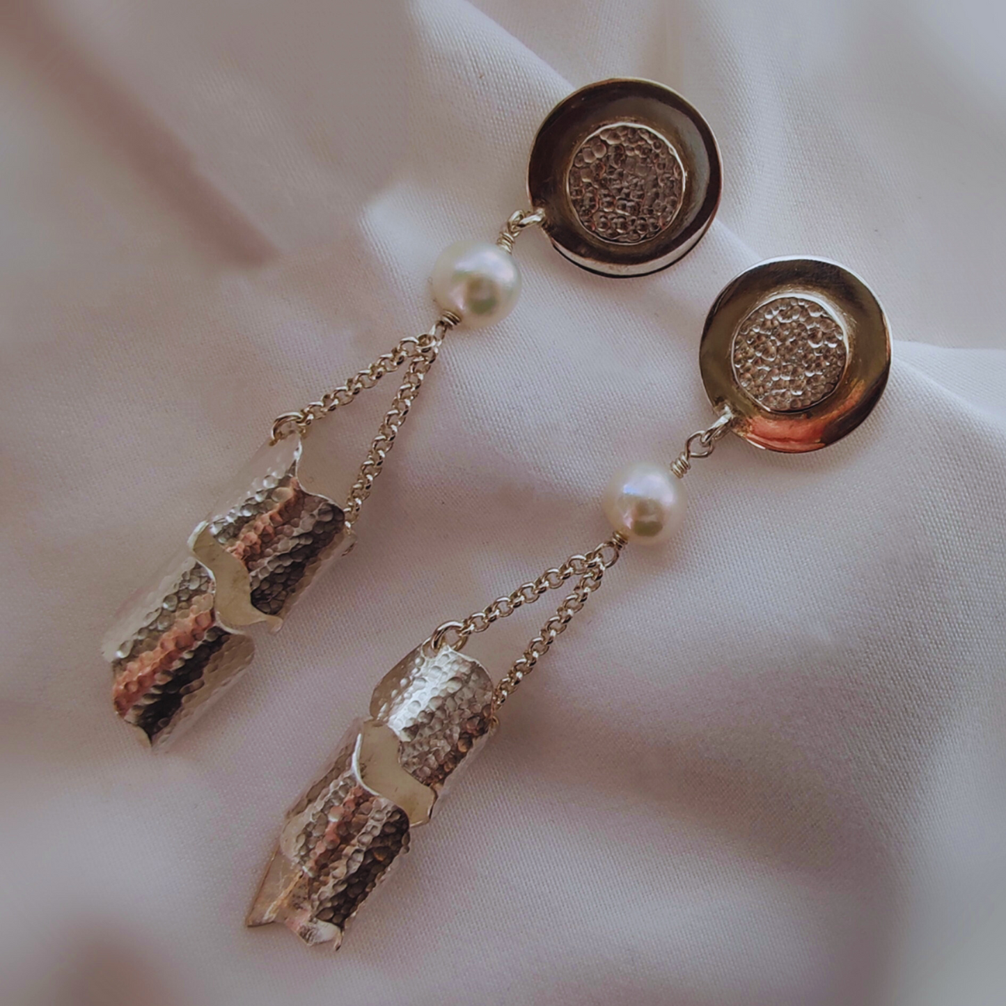ST77 Earrings in hammered 925 silver with freshwater pearls.