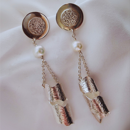 ST69 - Orecchini in argento martellato 925 con perle d'acqua dolce