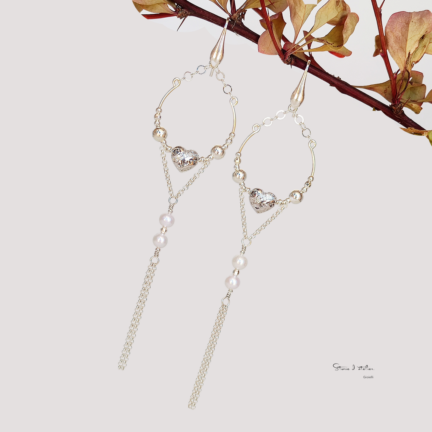 ST24 - Orecchini lunghi in argento 925 con perle naturali e zirconi.