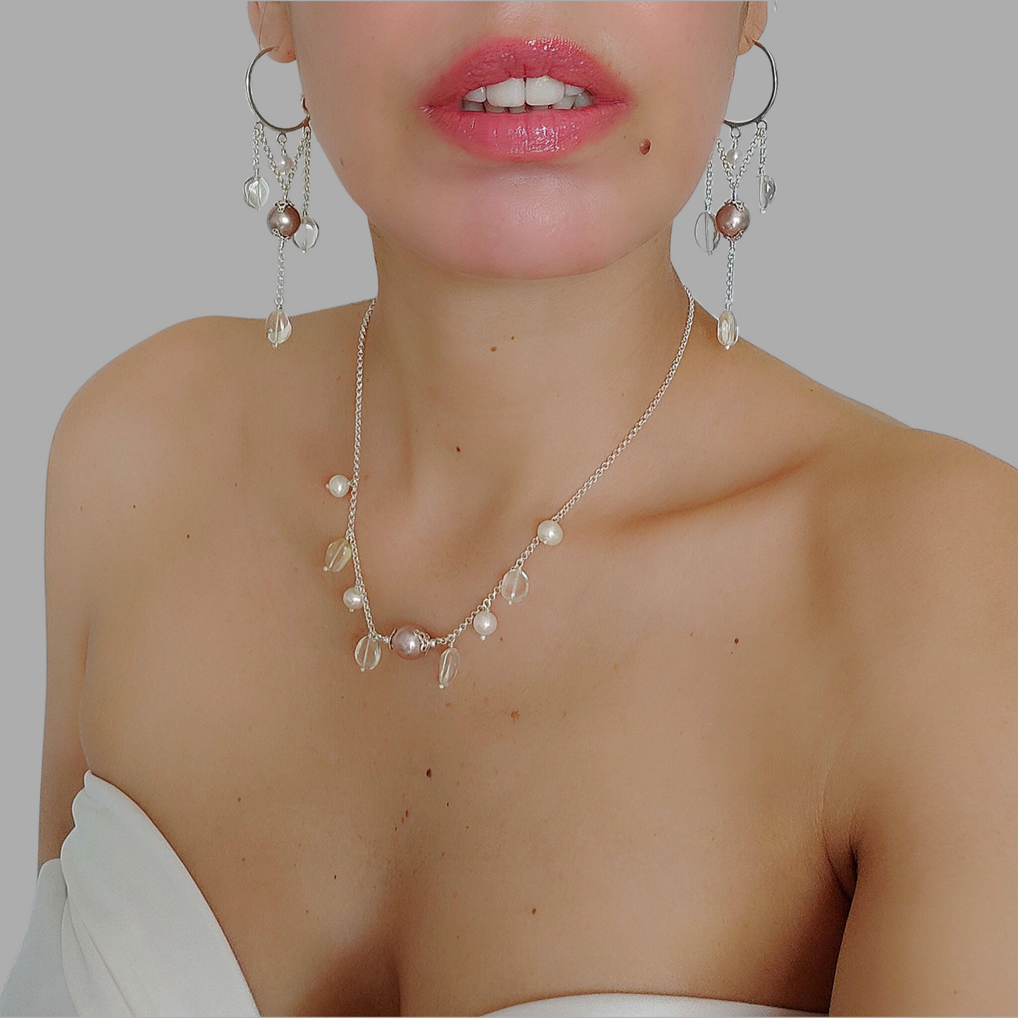 ST74 - Orecchini chandelier con perle colore rosa antico, perle bianche tonde e cristalli