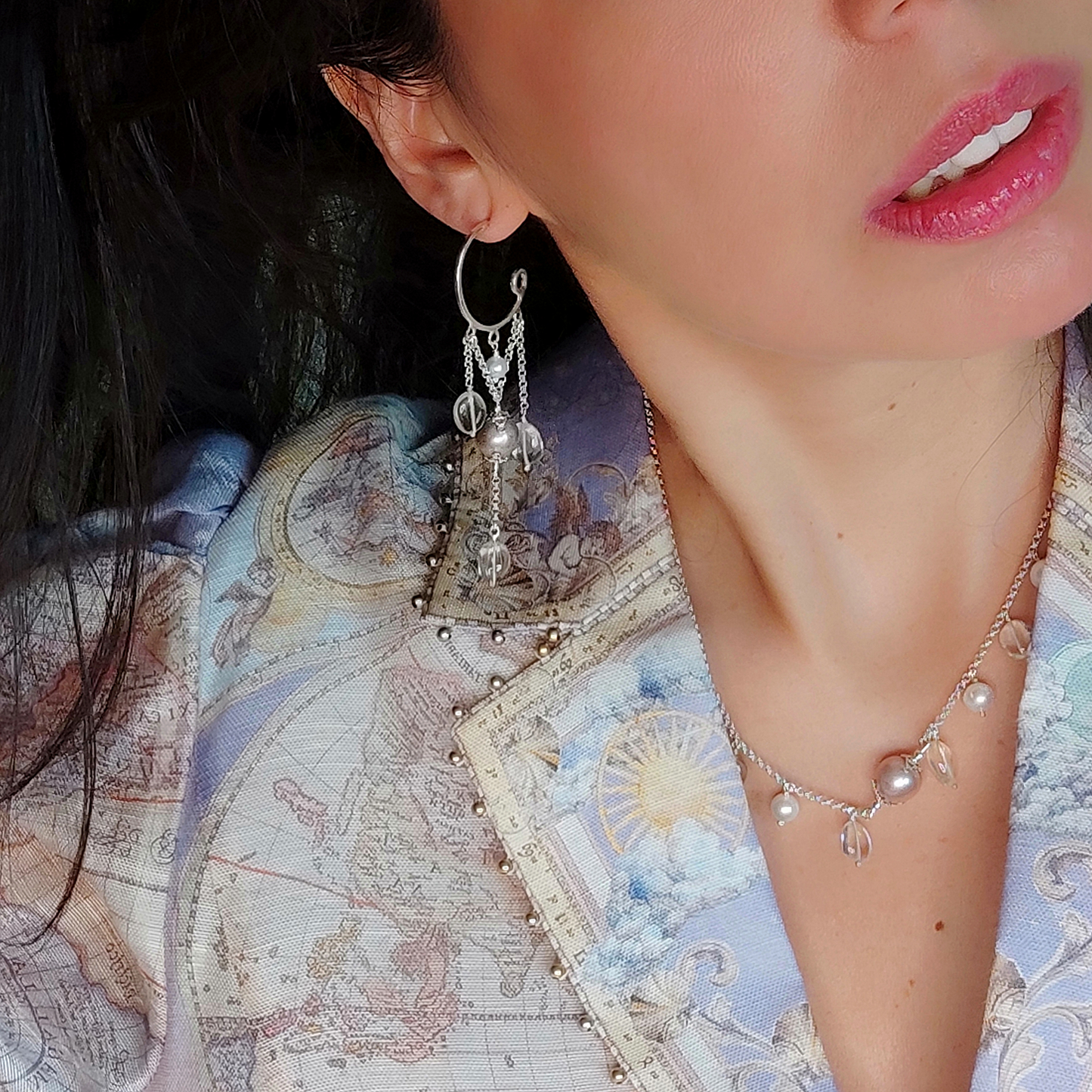 ST74 - Orecchini chandelier con perle colore rosa antico, perle bianche tonde e cristalli