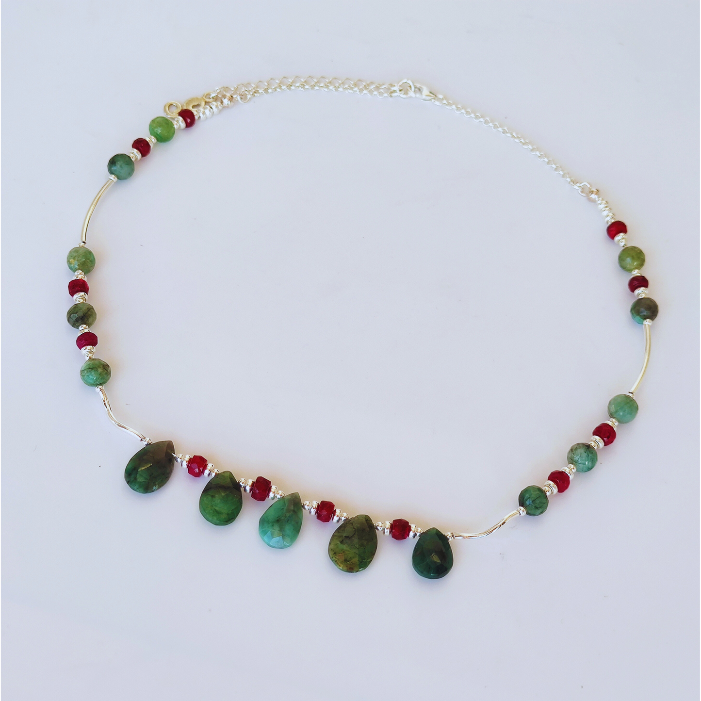 ST65 - Collana girocollo in argento 925 con briolettes in smeraldo e rubini sfaccettati