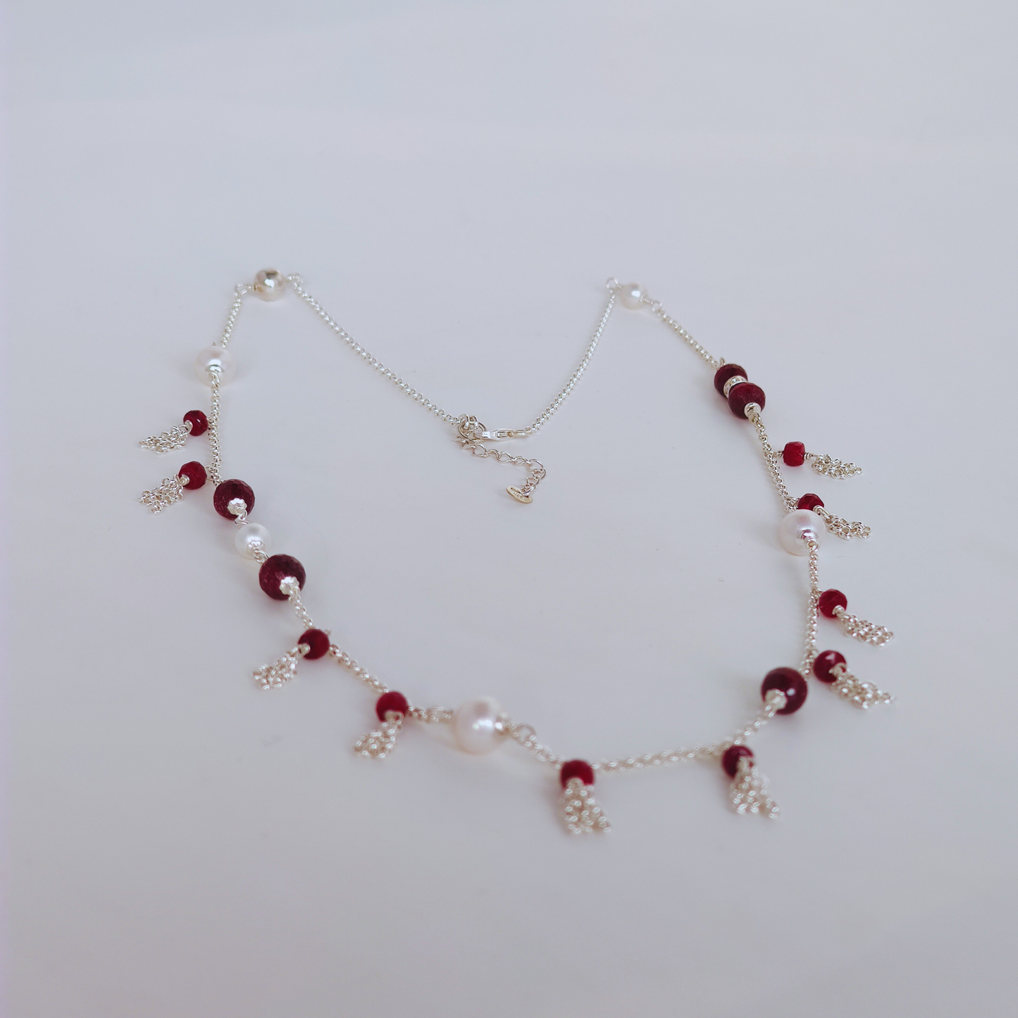 ST58 - Collana in argento con rubini sfaccettati e perle d'acqua dolce