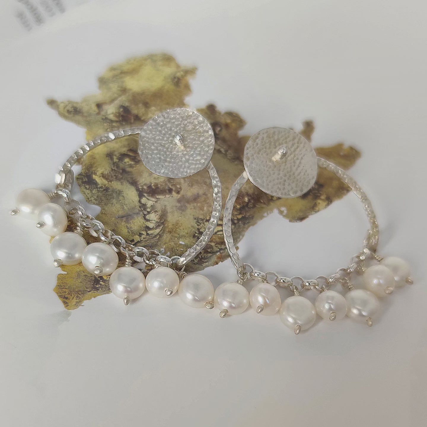 ST76 - Orecchini in argento martellato 925 con perle bianche d'acqua dolce