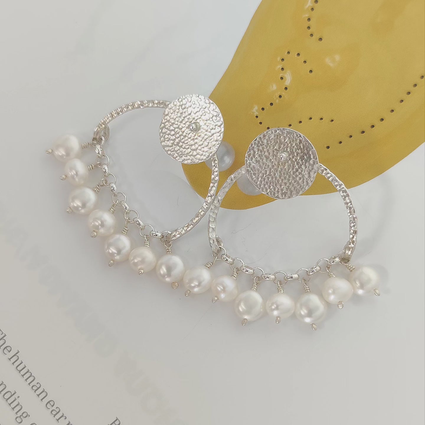 ST76 - Orecchini in argento martellato 925 con perle bianche d'acqua dolce