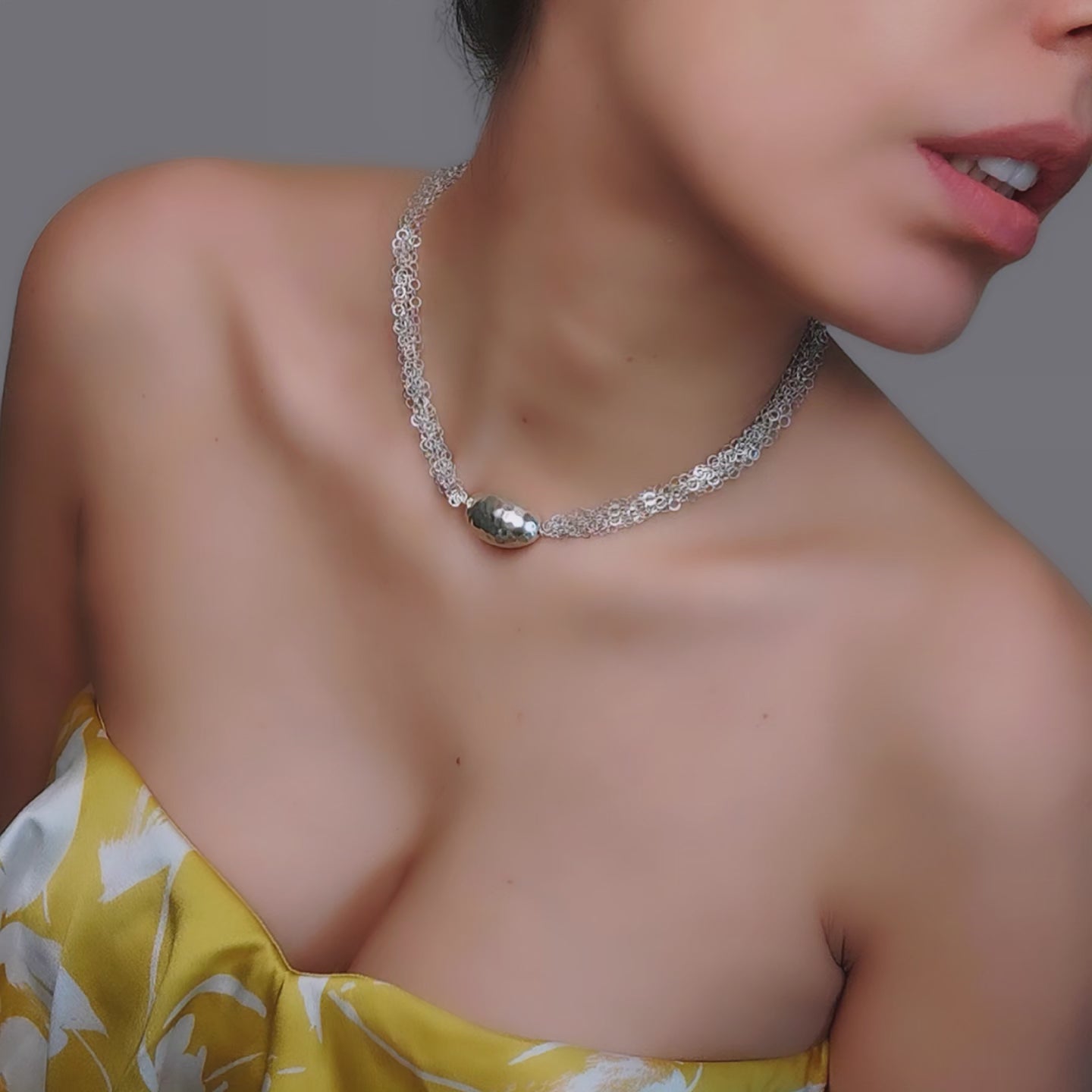 ST78 - Collana girocollo in argento 925 fatto a maglia con ovale martellato