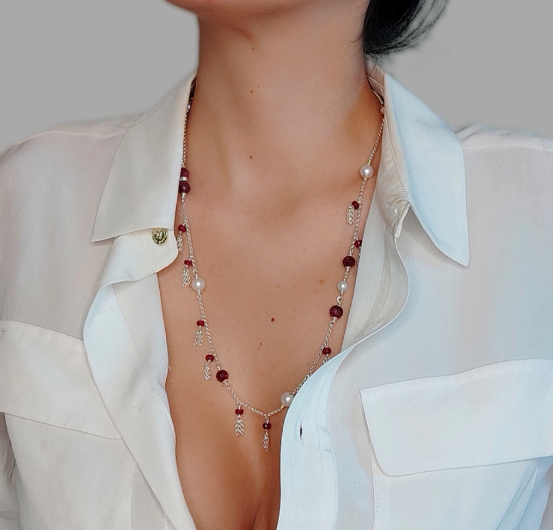 ST58 - Collana in argento con rubini sfaccettati e perle d'acqua dolce