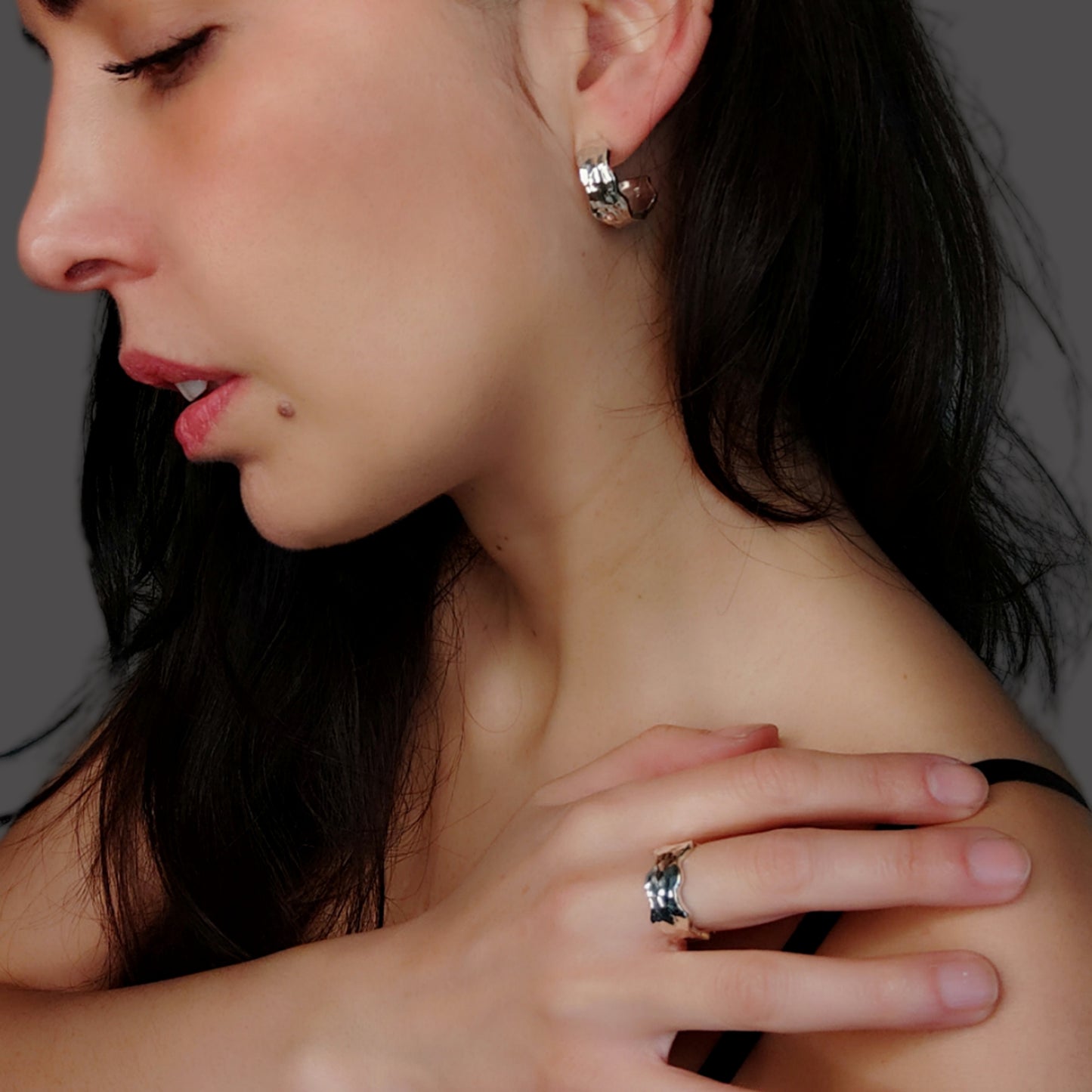 ST10 - Anello in argento martellato