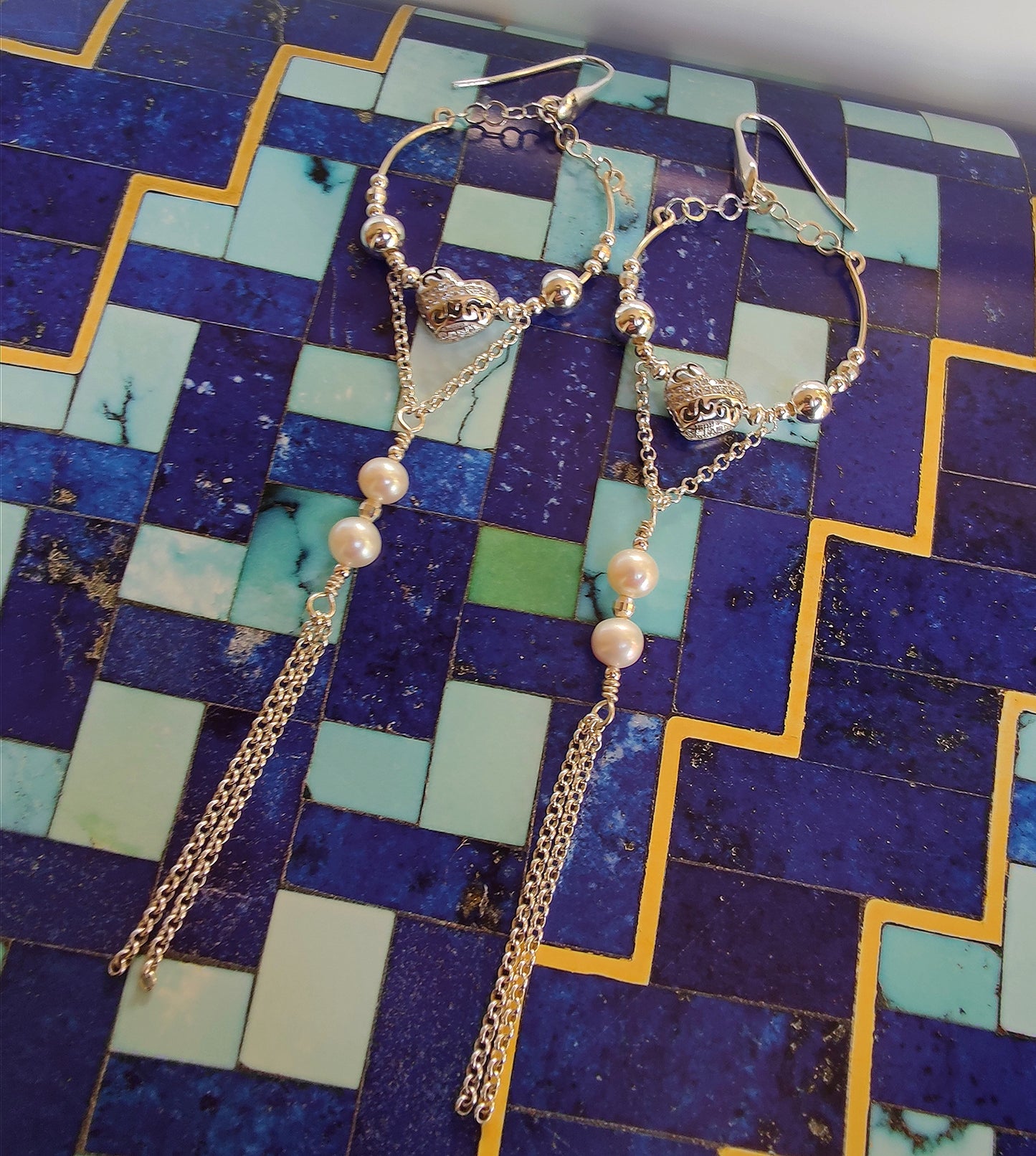 ST24 - Orecchini lunghi in argento 925 con perle naturali e zirconi.