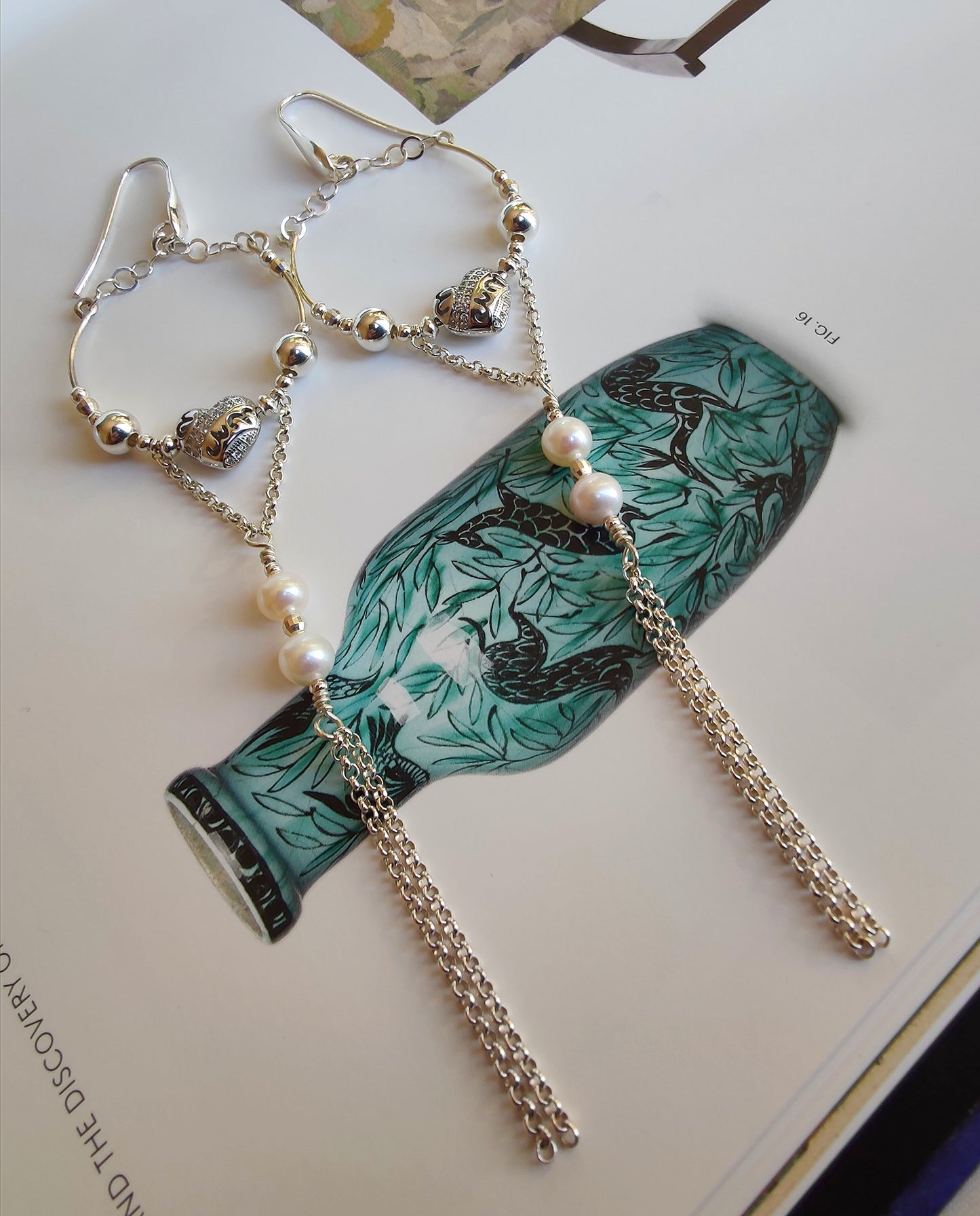 ST24 - Orecchini lunghi in argento 925 con perle naturali e zirconi.