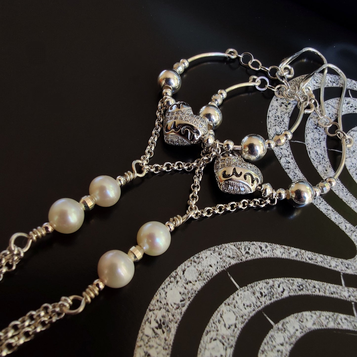 ST24 - Orecchini lunghi in argento 925 con perle naturali e zirconi.