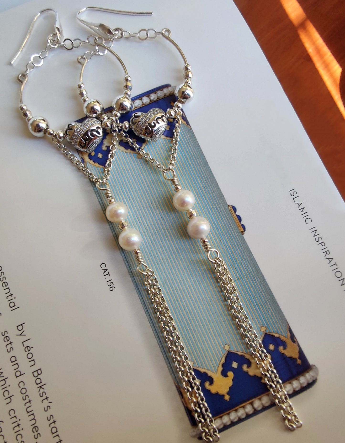 ST24 - Orecchini lunghi in argento 925 con perle naturali e zirconi.