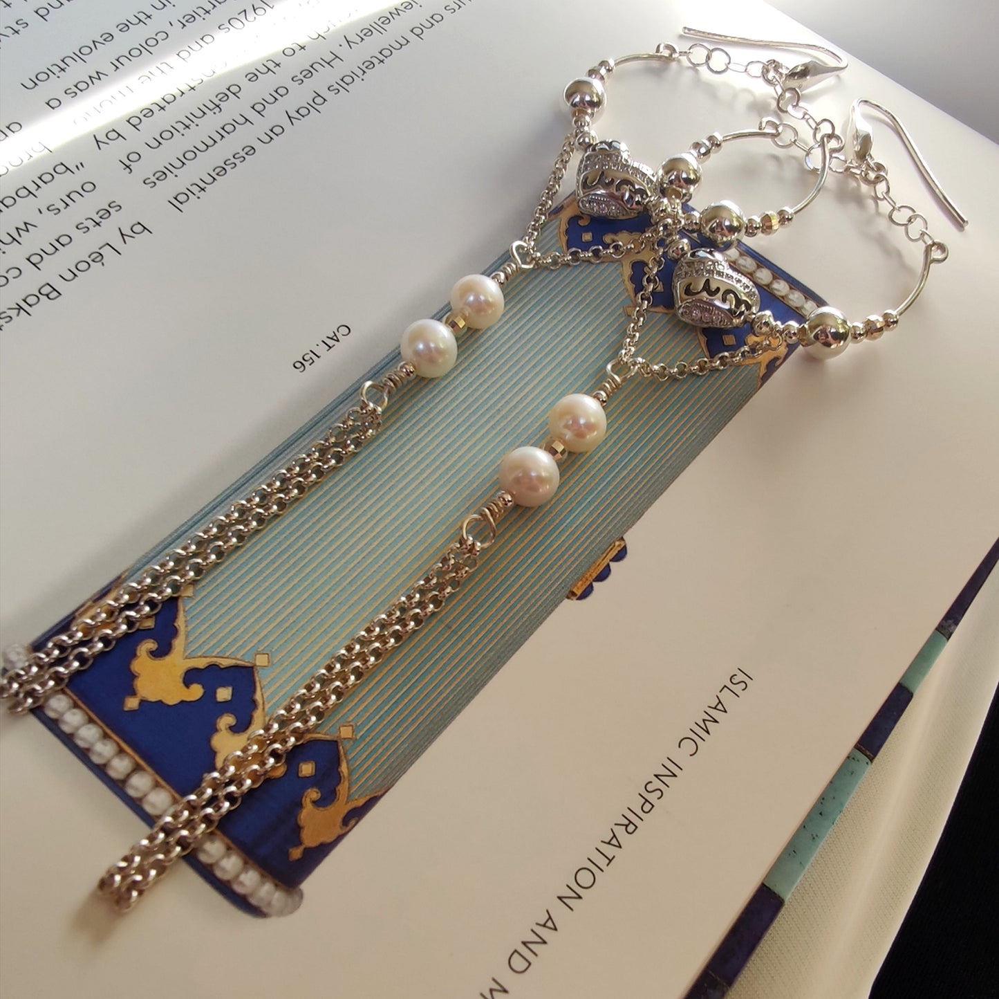 ST24 - Orecchini lunghi in argento 925 con perle naturali e zirconi.