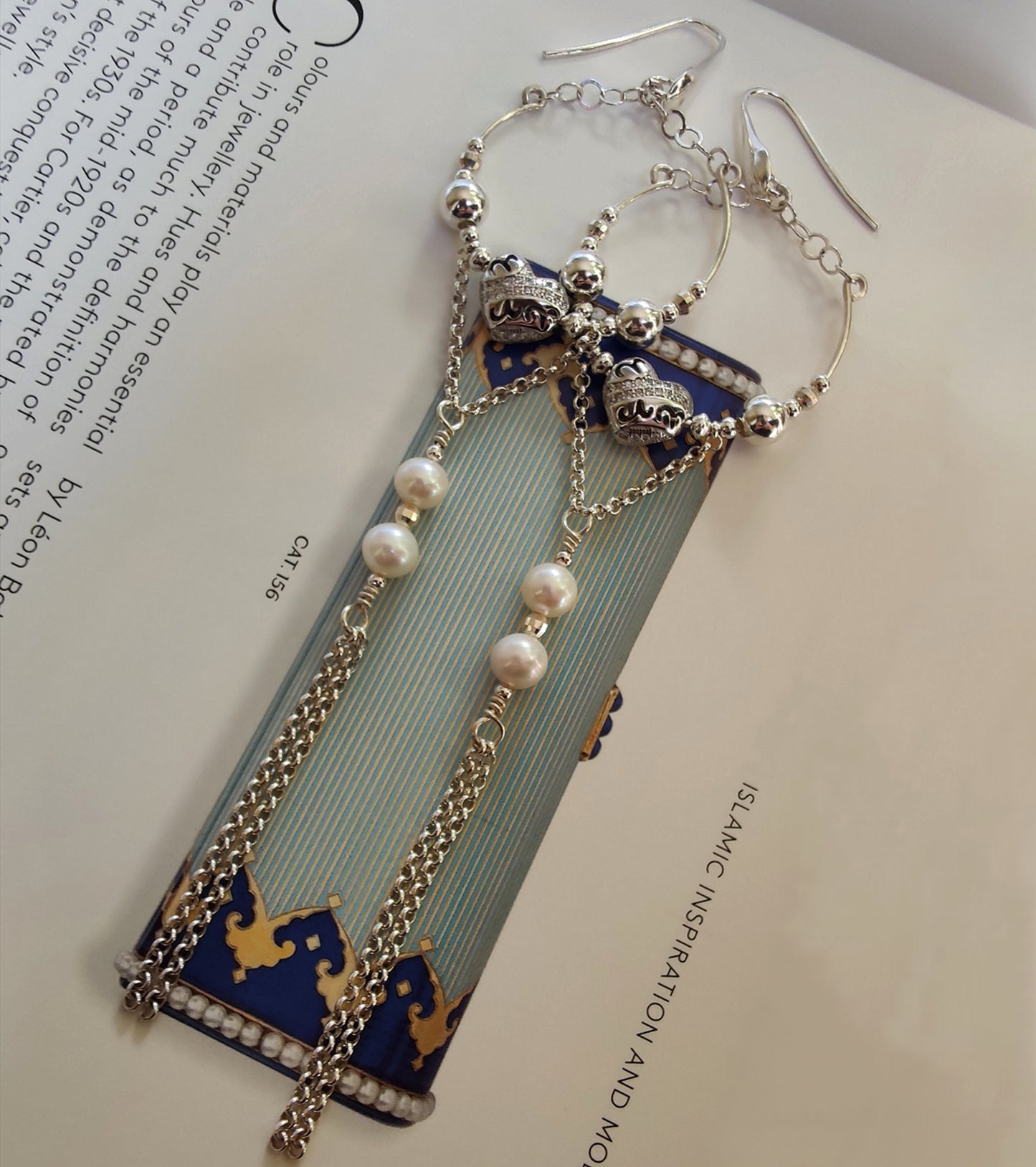 ST24 - Orecchini lunghi in argento 925 con perle naturali e zirconi.